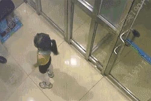 Bé gái 8 tuổi lạc đường, được đoàn tụ với gia đình nhờ cây rút tiền ATM