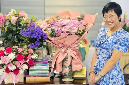 MC Thảo Vân 'vỡ òa' khi được dàn sao hát sinh nhật ở tuổi 54