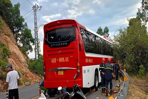 Giải cứu nữ du khách Hàn Quốc mắc kẹt dưới gầm xe
