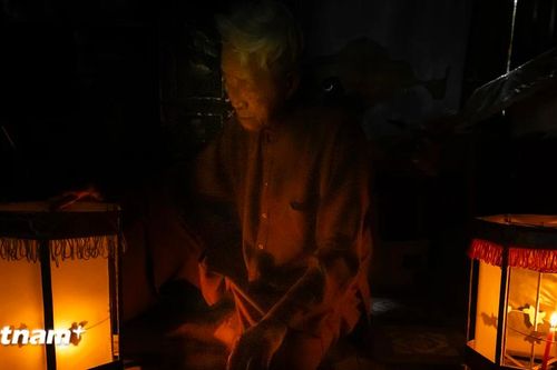 Nghệ nhân gần 80 năm nặng lòng với những chiếc đèn kéo quân dịp Trung thu