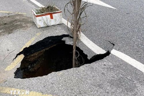 Quảng Ninh: Xuất hiện hố 'tử thần' trên Quốc lộ 18 đoạn Hạ Long-Uông Bí