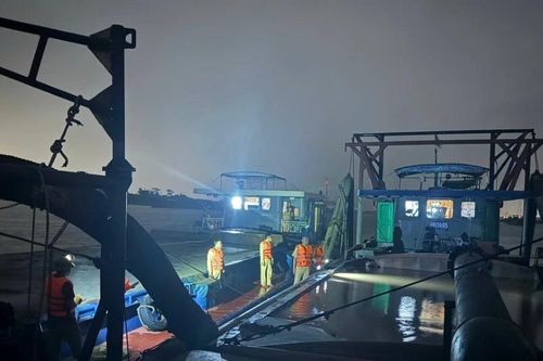 Cảnh sát Giao thông mật phục bắt 'cát tặc' lúc rạng sáng trên sông Hồng