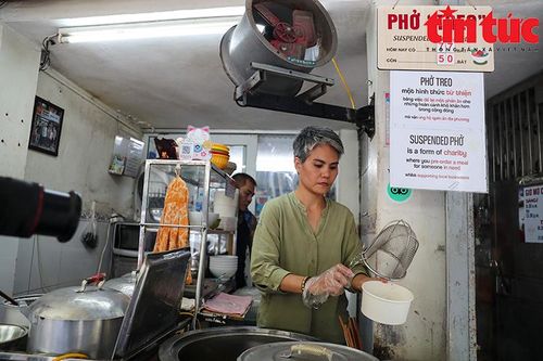 Ấm lòng với bát 'phở treo' giữa phố cổ Hà Nội