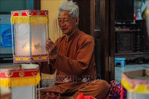 Nghệ nhân 80 năm giữ nghề làm đèn kéo quân