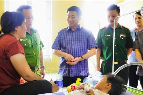Khen thưởng tập thể, cá nhân tìm thấy cháu bé đi lạc trong rừng