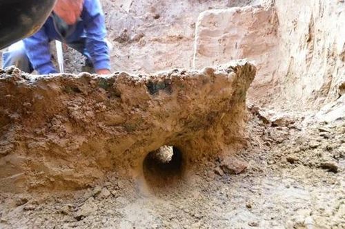 Đào gò đất, 2 người đàn ông tìm thấy kho tiền trị giá 324 tỷ đồng
