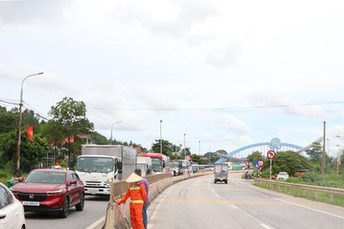 Quảng Ninh: Xuất hiện hố sụt lún khiến giao thông trên Quốc lộ 18A bị ùn tắc