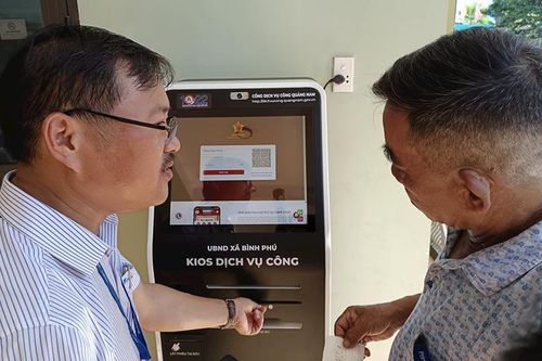 Sử dụng ki-ốt dịch vụ công, người dân thao tác như trên máy ATM
