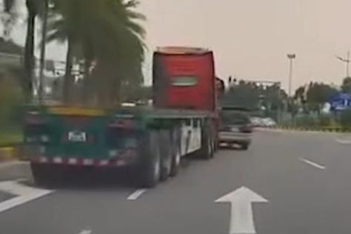 Chuyển làn ẩu, xe đầu kéo húc thẳng vào xe con