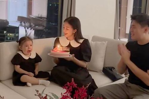 Bé Pam khóc thét trong sinh nhật mẹ, Salim đón tuổi 32 đáng nhớ