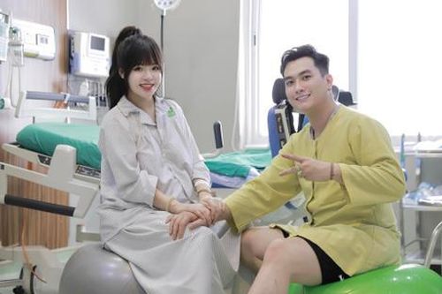 Anh Tuấn 'Phố Trong Làng' đưa vợ 10x đi đẻ, cuối thai kỳ bà bầu vẫn khoe gò bồng đảo căng tràn