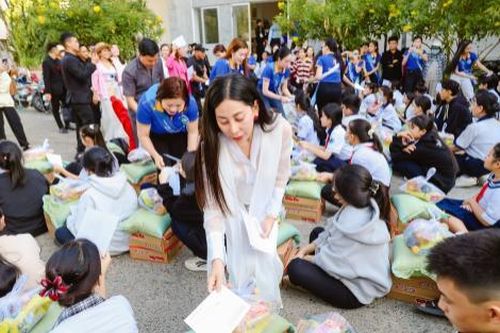 Á hậu Hạnh Nguyễn làm điều đặc biệt cho hàng trăm học sinh nghèo ở Ninh Thuận