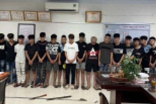 Bạn gái bị trêu, thanh niên 16 tuổi cùng bạn mang kiếm đi truy lùng