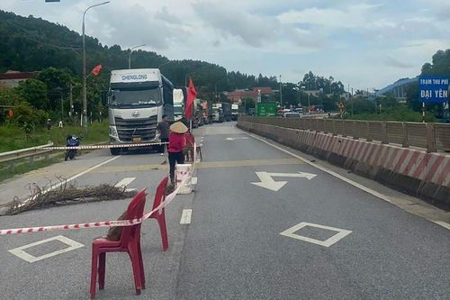 Xe ùn tắc vì hố 'tử thần' trên Quốc lộ 18A