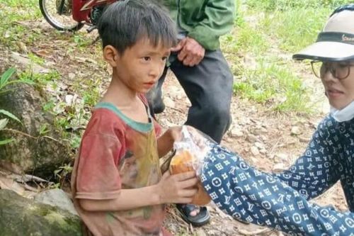 Người dân ở Yên Bái vỡ òa cảm xúc khi tìm thấy bé trai lạc vào rừng 4 ngày