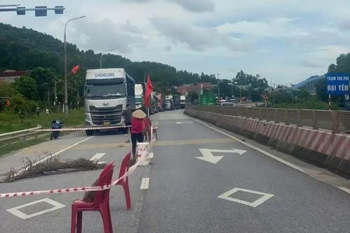 'Hố tử thần' gây ùn tắc giao thông trên quốc lộ 18A