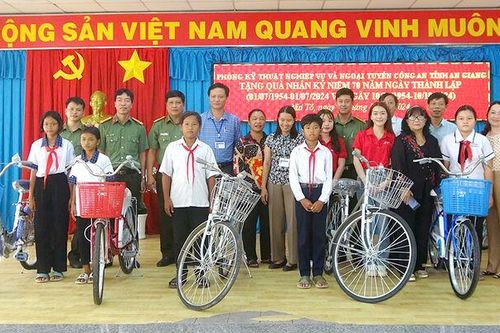 Công an tỉnh An Giang trao quà cho học sinh Khmer huyện Tri Tôn