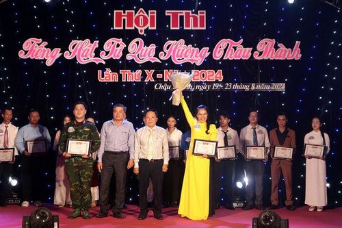 Thí sinh Nguyễn Thị Kim Loan giành giải nhất Hội thi 'Tiếng hát từ quê hương Châu Thành' lần thứ X/2024