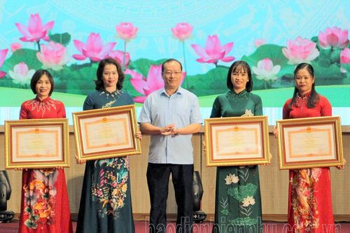 Khen thưởng nhiều tập thể, cá nhân ngành Giáo dục huyện Tuần Giáo