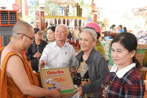 Tịnh xá Ngọc Phúc tặng quà cho hộ nghèo thành phố Pleiku
