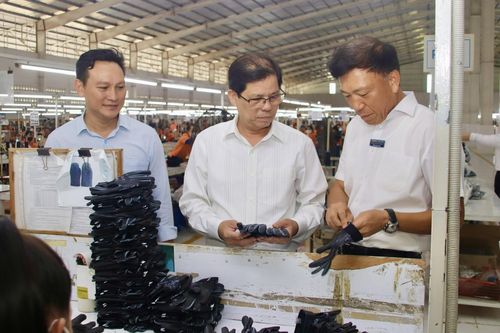Chủ tịch UBND tỉnh Nguyễn Tấn Tuân làm việc với các doanh nghiệp Khu công nghiệp Suối Dầu