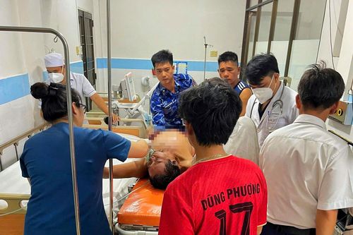 Bộ Tư lệnh Vùng Cảnh sát biển 3 cứu sống ngư dân bị ngạt thở trong hầm cá