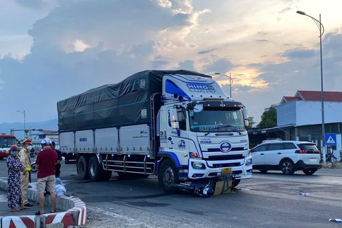 Xe tải tông xe máy, một người bị thương