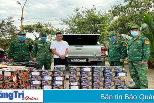 Biên phòng Quảng Trị bắt đối tượng lái ô tô chở hơn 150 kg pháo lậu