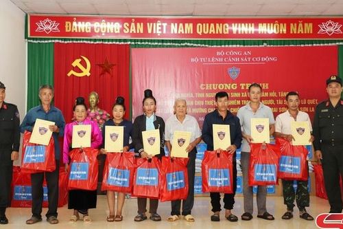 Bộ Tư lệnh Cảnh sát cơ động thăm, tặng quà, giúp đỡ nhân dân xã Mường Chanh và Chiềng Nơi
