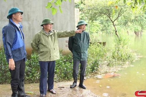 Đồng chí Phó Bí thư Thường trực Tỉnh ủy kiểm tra tình hình ngập úng tại xã Chiềng Đen