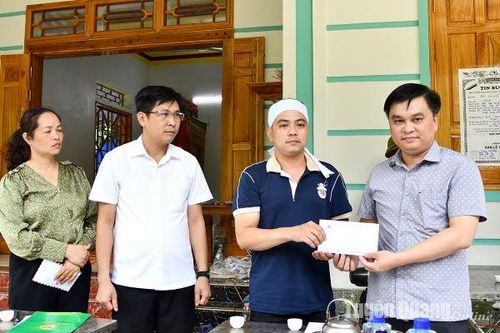 29,5 triệu đồng hỗ trợ gia đình có nạn nhân tử vong do lũ cuốn trôi tại xã Tân An