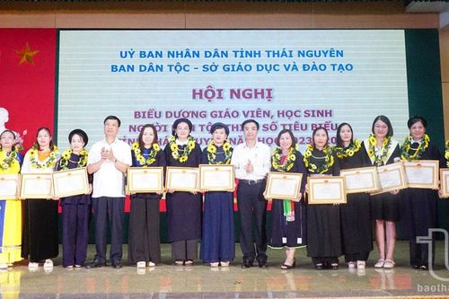 Khen thưởng 128 giáo viên, học sinh xuất sắc là người dân tộc thiểu số