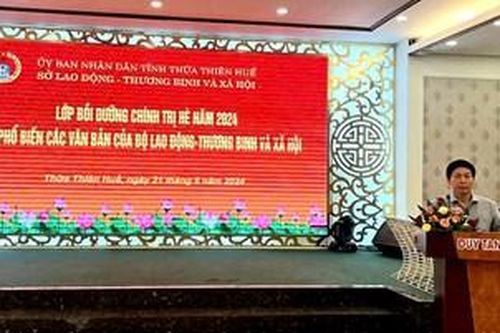 Bồi dưỡng chính trị và phổ biến các văn bản của Bộ Lao động - Thương binh và Xã hội