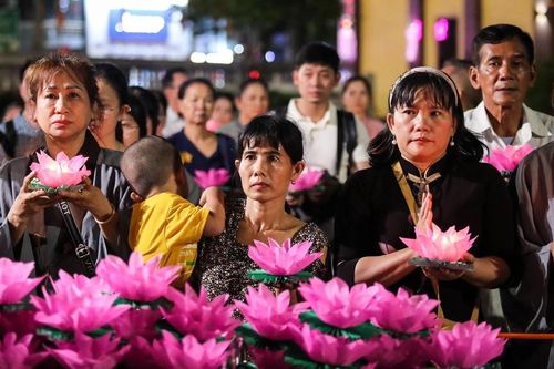 Hàng ngàn người tham dự Lễ phóng liên đăng tại Việt Nam Quốc Tự