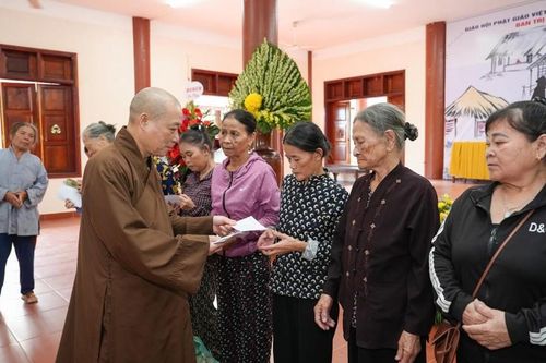 Hà Tĩnh: Hòa thượng Thích Bảo Nghiêm trao 100 phần quà đến các gia đình diện chính sách
