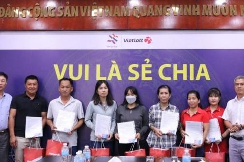 Quỹ Tâm Tài Việt và Vietlott trao tặng bảo hiểm sức khỏe đến người phân phối xổ số