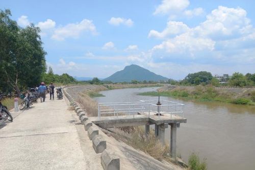 Gia cảnh cơ cực của cậu bé câu cá tử vong trên sông Bơ