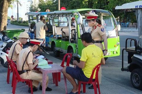 Siết chặt quản lý xe taxi, xe điện bốn bánh tại TP Đồng Hơi