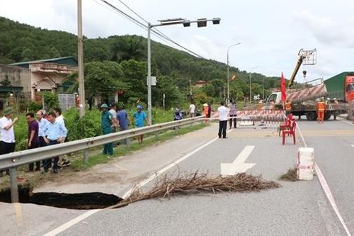 'Hố tử thần' xuất hiện sau cơn mưa, giao thông trên Quốc lộ 18A ùn tắc