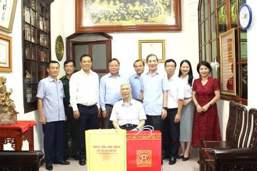 Phó Bí thư Thành ủy thăm lão thành cách mạng