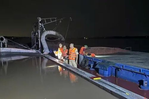 Bắt 'cát tặc' lúc rạng sáng trên sông Hồng