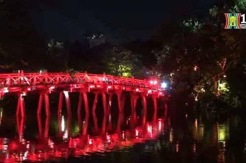 Hồ Gươm lung linh về đêm
