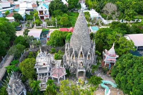 Chùa 'vỏ ốc' và 18 tầng địa ngục