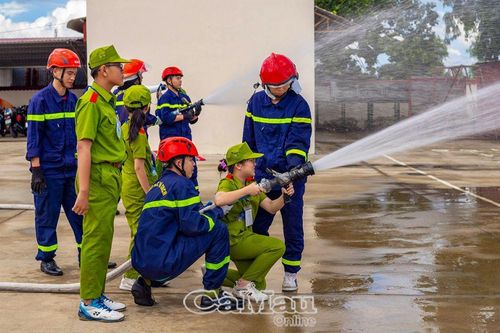 Học làm chiến sĩ công an
