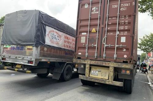 Xử lý nghiêm tình trạng ôtô tải, container 'cướp' làn đường xe máy