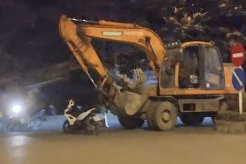 Tin tức tai nạn giao thông mới nhất ngày 21/8: Bé trai bị xe máy xúc cán tử vong