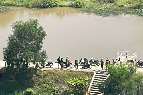 Bà nội đi tìm, phát hiện cháu chết đuối dưới bờ kè