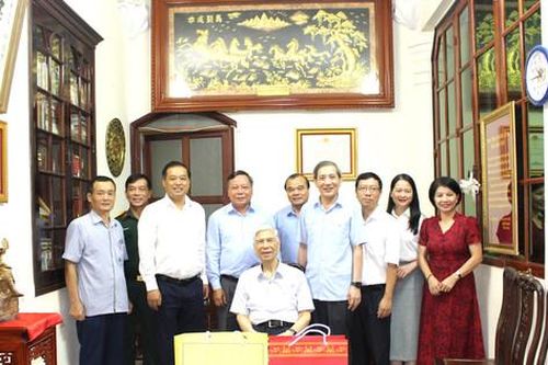 Phó Bí thư Thành ủy Nguyễn Văn Phong tri ân cán bộ lão thành cách mạng tại quận Ba Đình