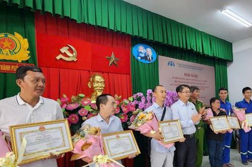 TP Hồ Chí Minh: Tiếp tục khen thưởng 7 cá nhân cứu người trong vụ tai nạn tại cầu Phú Mỹ