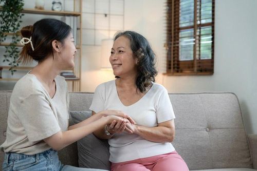 Đứng trong bếp nghe giọng điệu của cô hàng xóm mà tôi khó chịu, không ngờ mẹ chồng đáp lại một câu khiến họ xấu hổ bỏ về